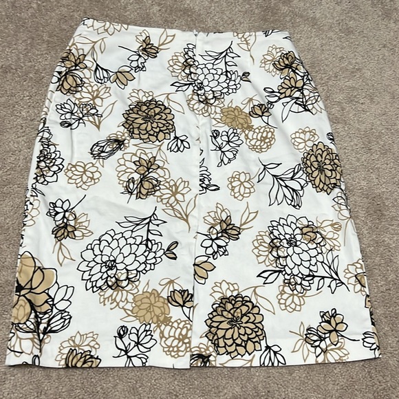 🌺🌺 SAMANTHA STRETCH petite white, beige, & black skirt Size 4 P - Picture 2 of 4